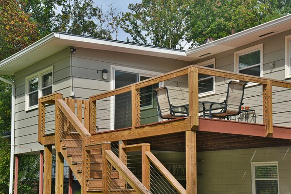 Exterior - Red Door Getaway, Modern, Comfy, 15 Min to Asheville/5 Min to Weaverville (Weaverville)
