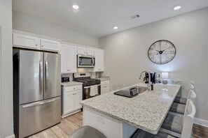 Réfrigérateur, four à micro-ondes, un four, surface de cuisson