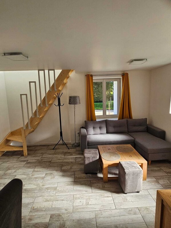 TV - Small, charming country house (Plonévez-du-Faou)