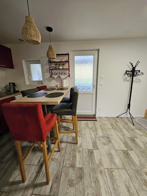 Dining - Small, charming country house (Plonévez-du-Faou)