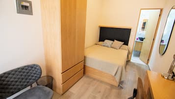 Estudio económico | Escritorio, cortinas blackout y tabla de planchar con plancha