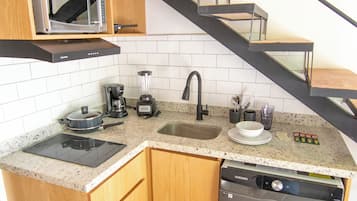 Deluxe Duplex, Balcony | Private kitchen | Microwave, stovetop, cookware/dishes/utensils