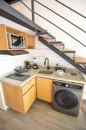 Deluxe Duplex | Private kitchen | Microwave, stovetop, cookware/dishes/utensils