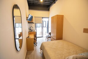 Estudio económico | Escritorio, cortinas blackout y tabla de planchar con plancha 