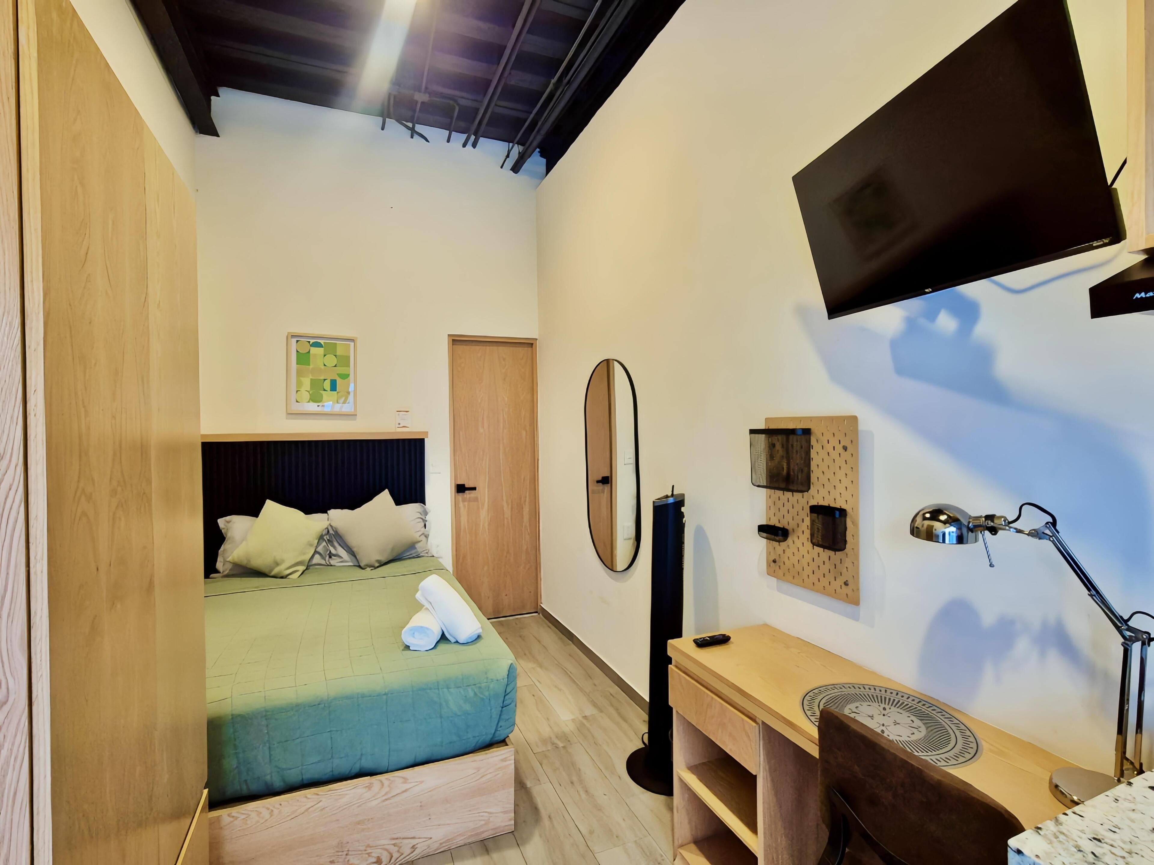 Økonomistudio | Skrivebord, blendingsgardiner, strykejern/-brett og wi-fi (inkludert)