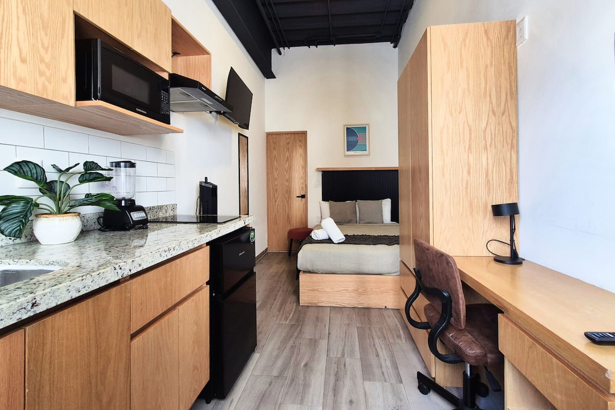 Studio Economy | Skrivbord, mörkläggningsgardiner, strykjärn/strykbräda och gratis wi-fi