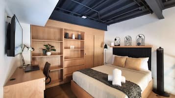 Deluxe Duplex | Desk, blackout curtains, iron/ironing board (on request), free WiFi