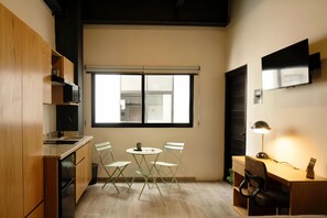 Standard-studio | Yksityinen keittiö | Mikroaaltouuni, liesi, keittoastiat/astiat/ruokailuvälineet