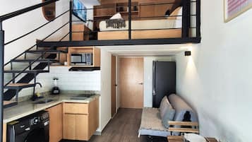 Alloggio Deluxe su due livelli | Una scrivania, tende oscuranti, ferro/asse da stiro, Wi-Fi gratuito