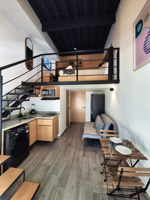 Nhà Duplex Deluxe | Bàn, màn/rèm cản sáng, bàn ủi/dụng cụ ủi quần áo 