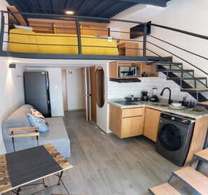 Dúplex Deluxe | Escritorio, cortinas blackout y tabla de planchar con plancha 