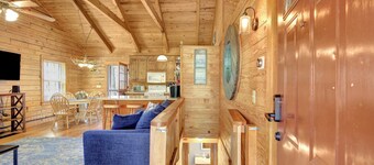 Cozy Log Cabin tucked away in Warm Springs! Near Callaway and FDR