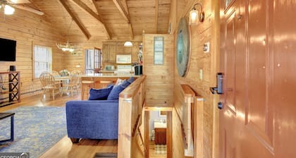 Cozy Log Cabin tucked away in Warm Springs! Near Callaway and FDR