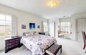 Desk, iron/ironing board, WiFi, bed sheets