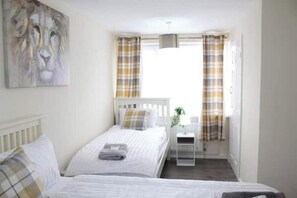 3 bedrooms, internet, bed sheets