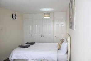 3 bedrooms, internet, bed sheets