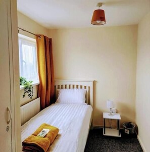 3 habitaciones, acceso a internet y ropa de cama