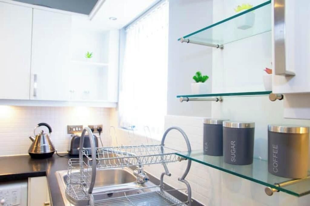 Micro-ondes, four, plaque de cuisson, lave-vaisselle