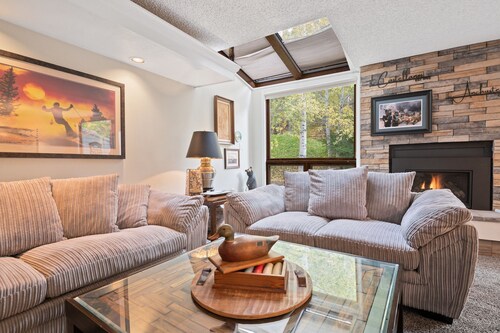 Spacious Eagle-Vail golf condo, near ski resorts