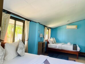 Tabla de planchar con plancha, wifi y ropa de cama