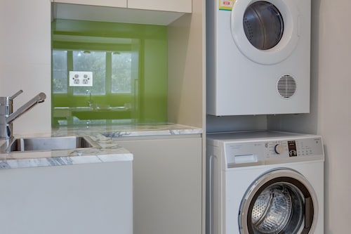 Spacious 2-bed Apartment Close to City