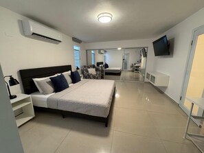 4 bedrooms, iron/ironing board, internet, bed sheets