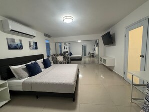 4 habitaciones, tabla de planchar con plancha, internet y ropa de cama 