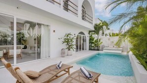 A modern house with a swimming pool, outdoor seating, and tropical plants. - Villa Las Casas 2 by BaliSuperHost (Bali)