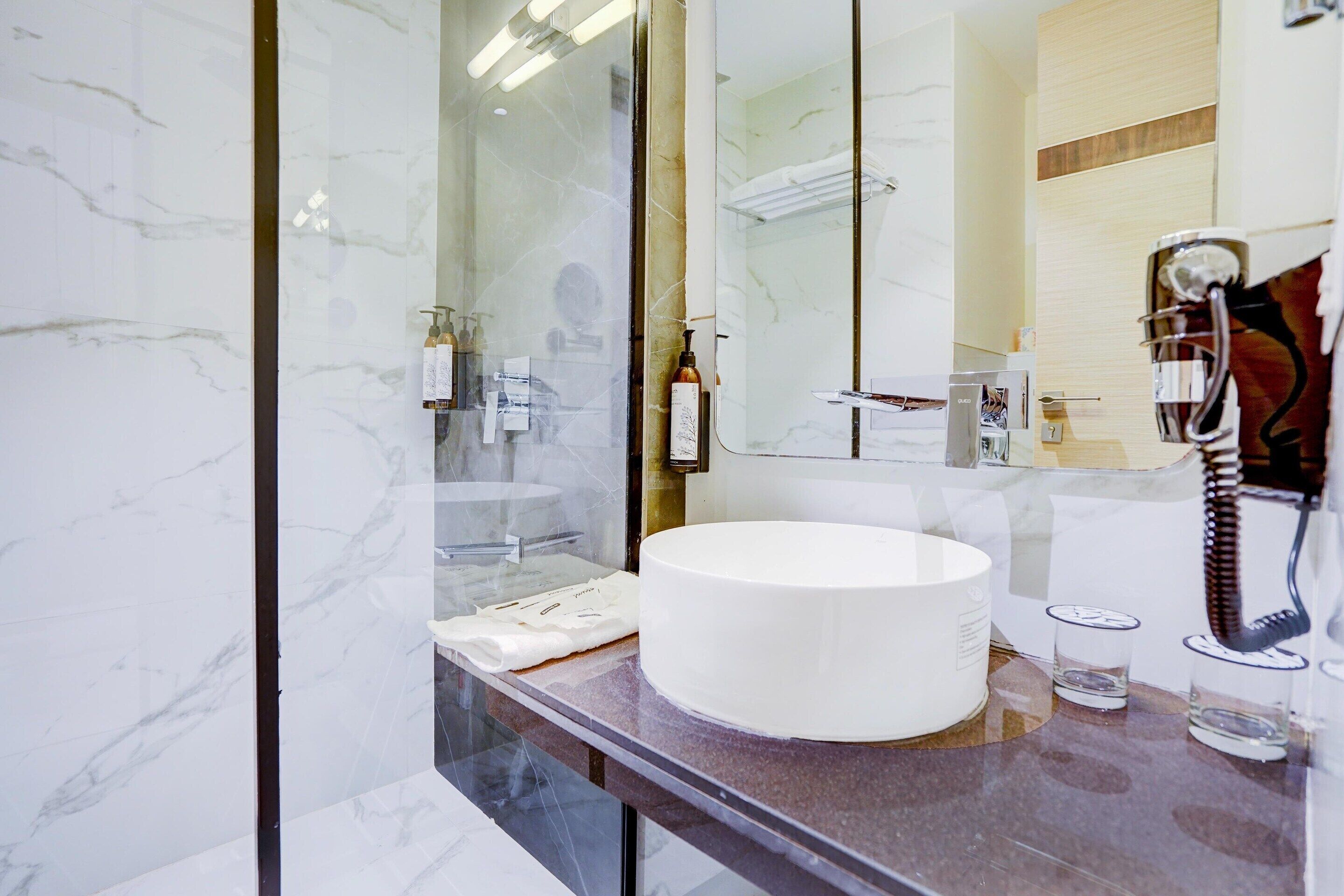 Casa | Banheiro | Chuveiro, shampoo