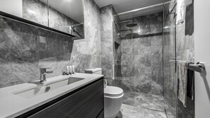 Douche, sèche-cheveux, serviettes fournies