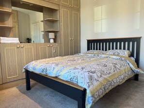 3 habitaciones, tabla de planchar con plancha, wifi y ropa de cama 