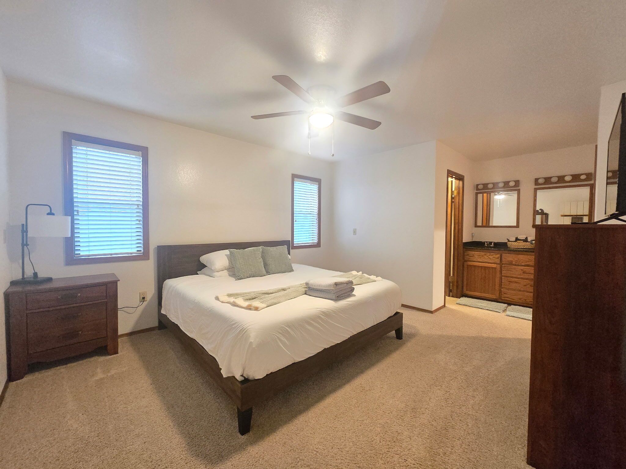 4 habitaciones, tabla de planchar con plancha y wifi gratis 