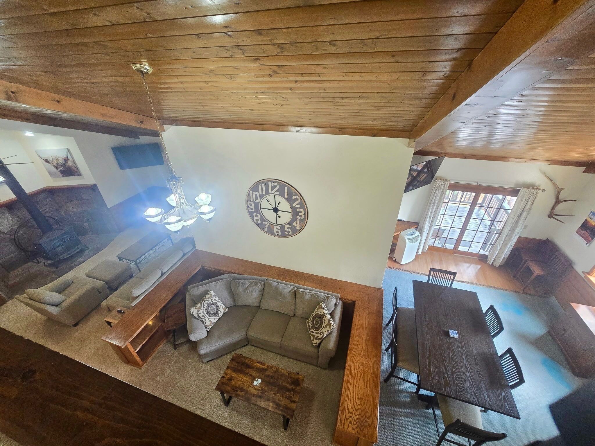 Smart TV, libros y estéreo 