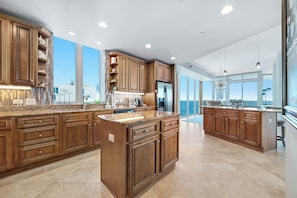 Fridge, microwave, oven, stovetop - Lux Waterfront Penthouse, Insane Views, Pool, Hot Tub (Gulf Shores)