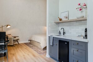 デラックス スタジオ | 高級寝具、低反発ベッド、アイロン / アイロン台、旅行用ベビーベッド