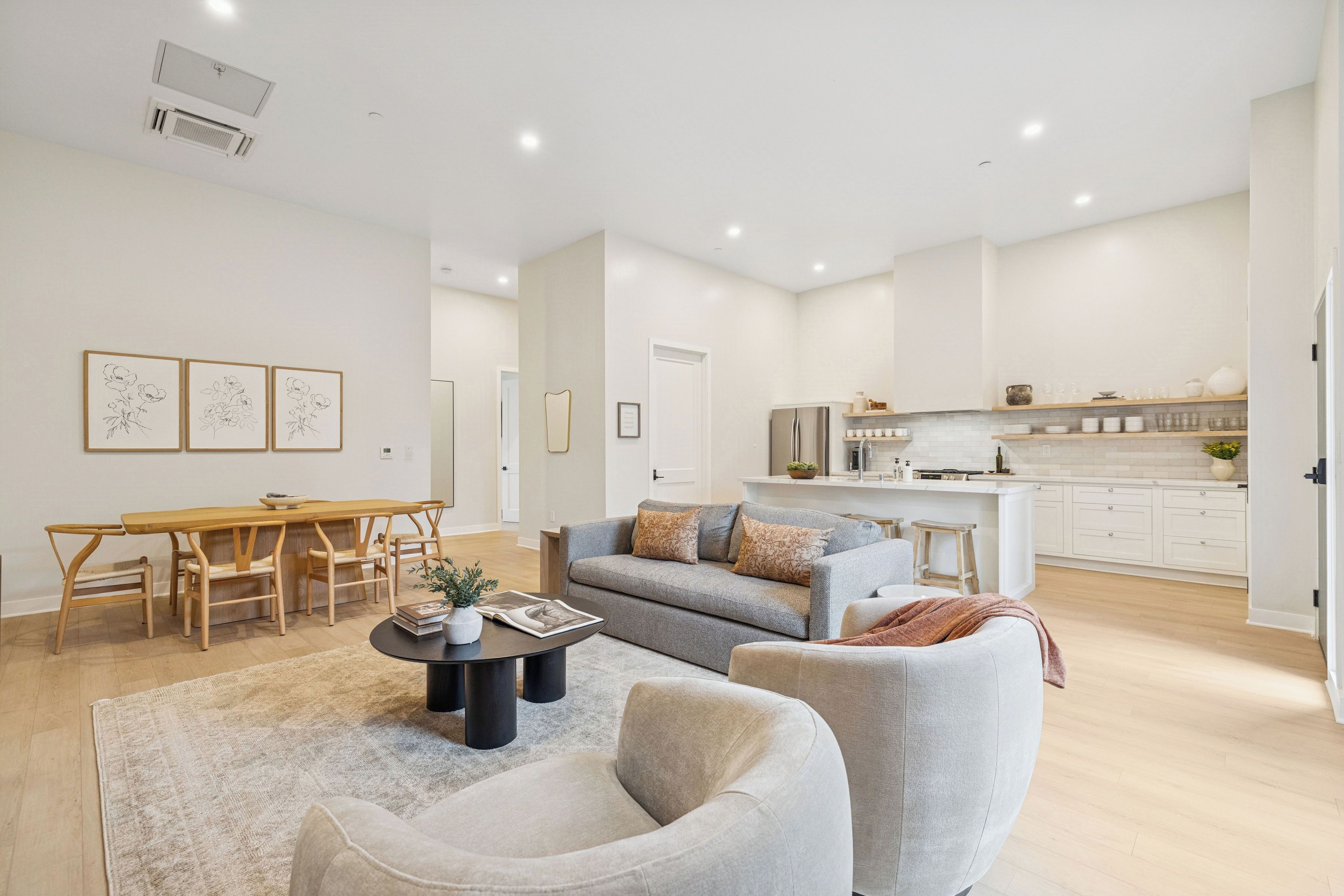 Superior Apartment | Ruang tamu | 55 inci sebuah televisyen pintar dengan digital, Netflix, Hulu