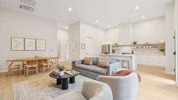 Superior Apartment | Ruang tamu | 55 inci sebuah televisyen pintar dengan digital, Netflix, Hulu