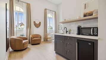 Superior Studio | Dapur kecil peribadi | Ketuhar gelombang mikro, pembancuh kopi/teh, cerek elektrik