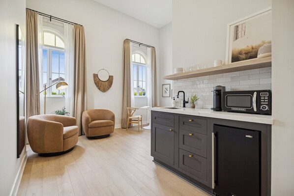 Superior-Studio | Eigene Kochnische | Mikrowelle, Wasserkocher mit Kaffee-/Teezubehör, Wasserkocher, Toaster