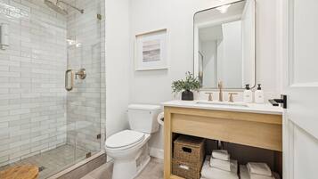 Luxury-Apartment | Badezimmer | Haartrockner, Hausschuhe, Handtücher