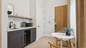 Deluxe Studio | Dapur kecil peribadi | Ketuhar gelombang mikro, pembancuh kopi/teh, cerek elektrik