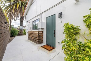 Luxury Studio | Premium bedding, memory foam beds, iron/ironing board, travel crib - Casa Castillo (Santa Barbara)