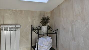 Family Double Room | Bathroom | Shower, hair dryer, towels, soap