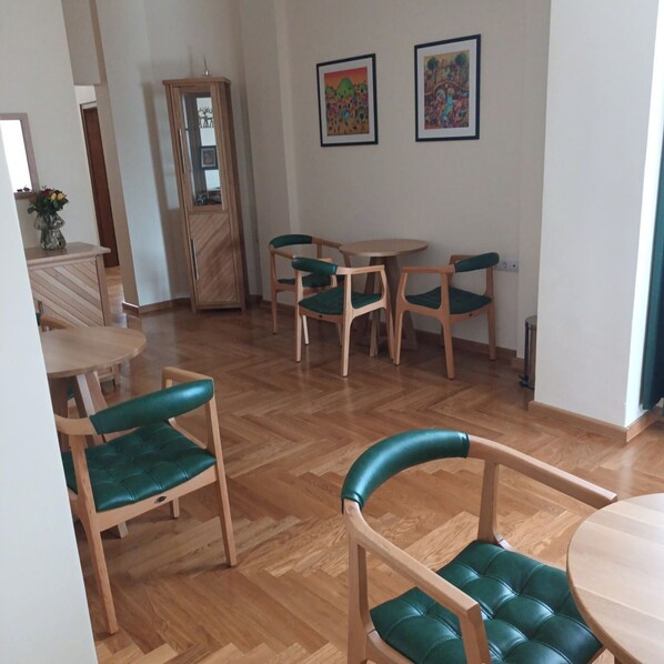 Lobby lounge