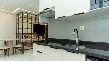 Micro-ondas, cafeteira/chaleira, moedor de café