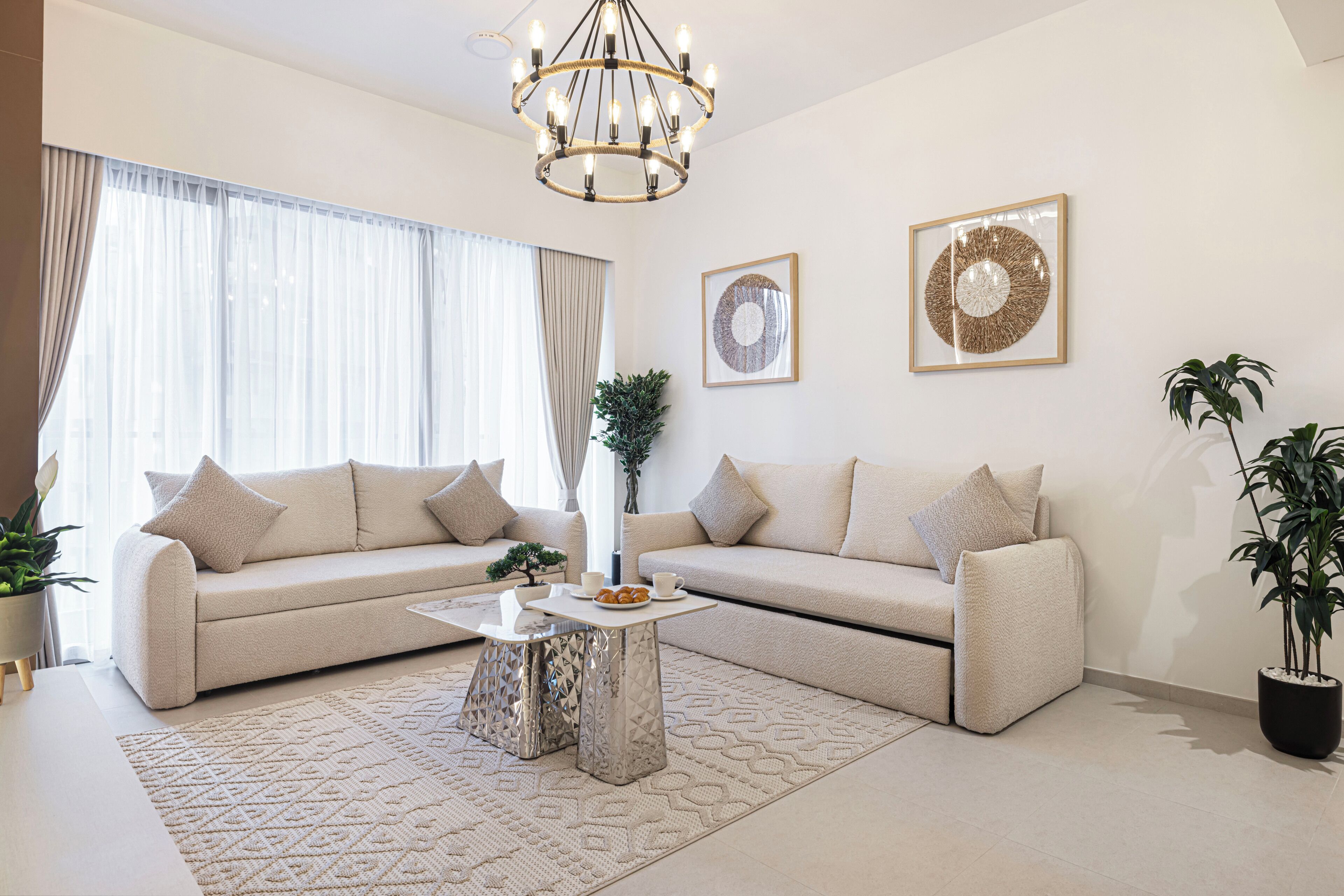 Appartement luxueux | Aire de séjour | Téléviseur connecté de 65 po avec télévision par câble, Netflix, Hulu