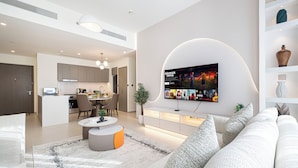 Luksusleilighet, 1 soverom, sjøutsikt | Oppholdsområde | En 65-tommers smart-TV med kabel-kanaler samt Netflix og Hulu