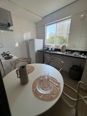 Appartement | Cuisine privée | Réfrigérateur, four à micro-ondes, cafetière-théière