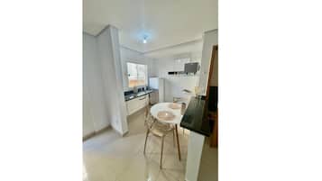 Refrigerador, microondas, placa de cocina, cafetera/tetera