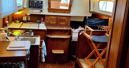 40' Bristol sailboat with spectacular views